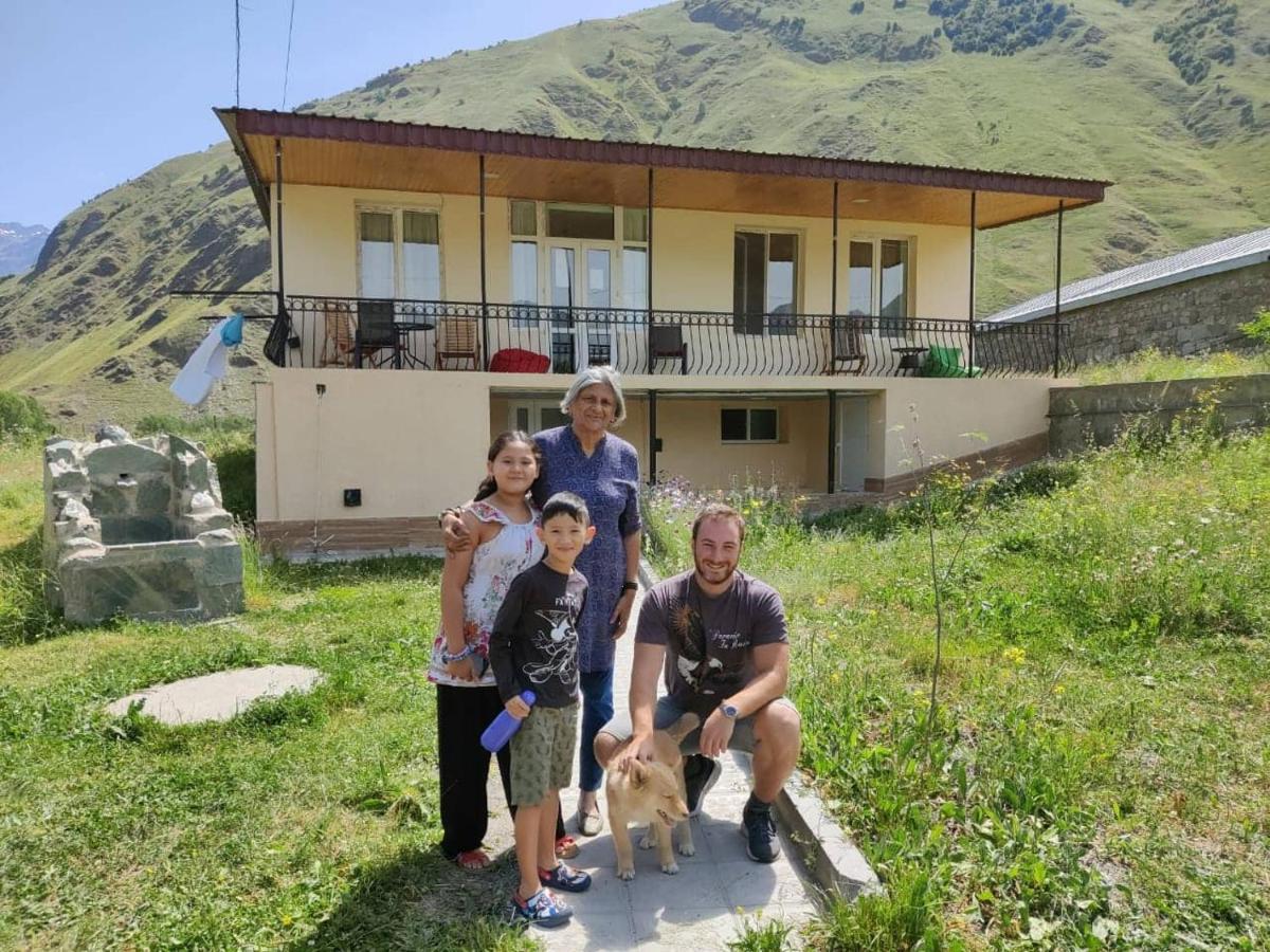Cozy Hotel Kazbegi Екстериор снимка